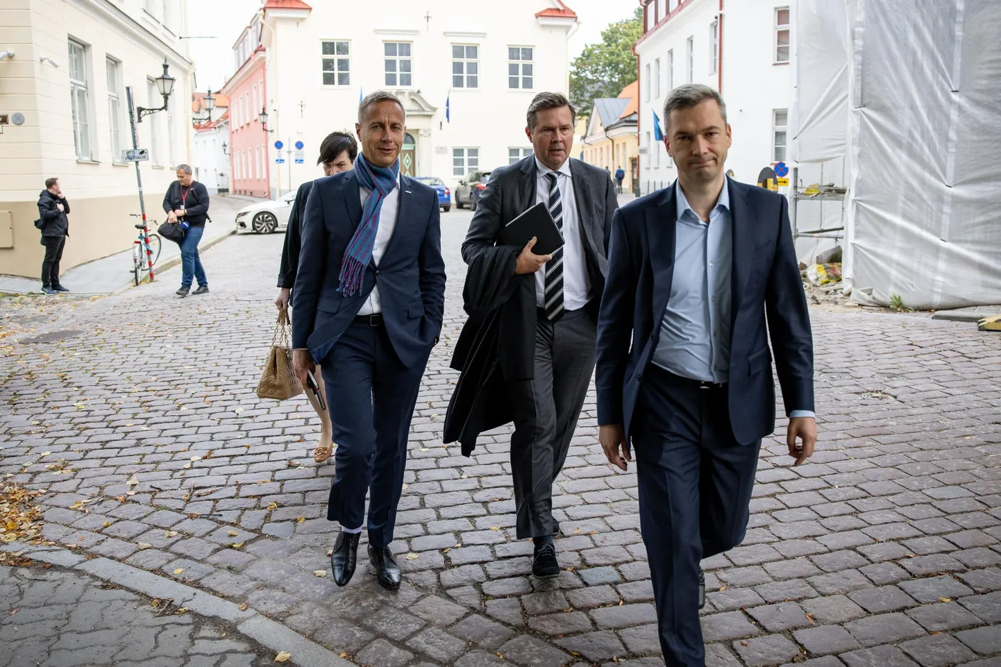 LHV Grupi juht Madis Toomsalu (esiplaanil) käis septembris koos ametivendadega peaministrile selgitamas, miks pole pangamaks hea mõte. Toomsalu selja taga Coop Panga juht Margus Rink (vasakul) ja SEB juht Allan Parik.
