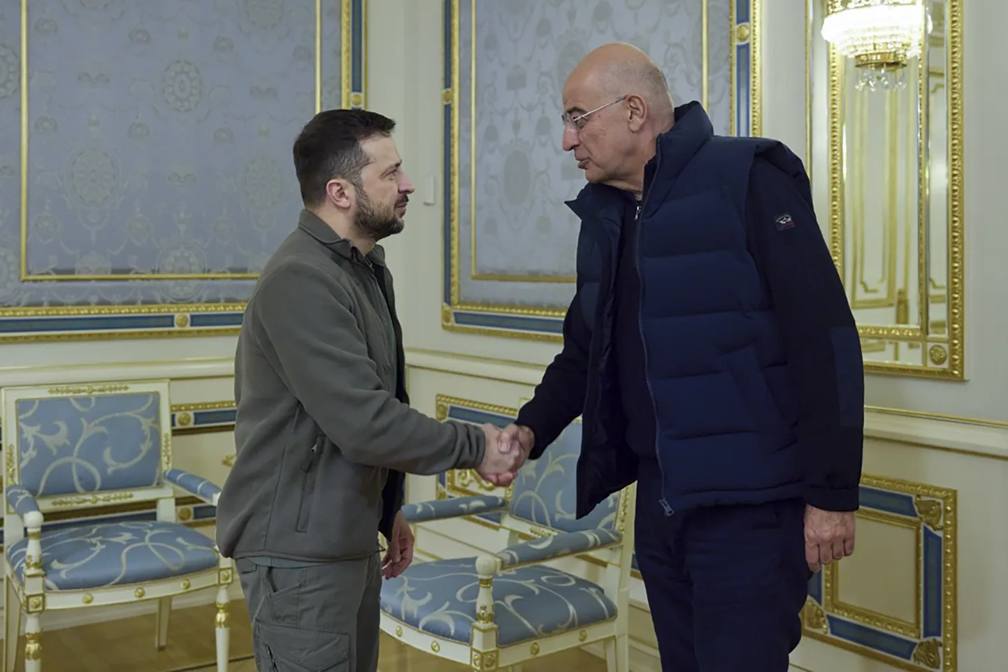 Ukrainas prezidents Volodimirs Zelenskis un Grieķijas ārlietu ministru Niks Dendiass.