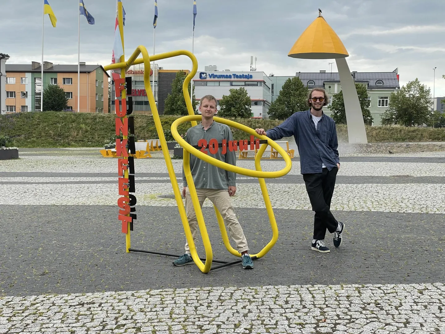 Funkfesti hiidsaksofoni esitlevad Johannes Pihlak ja Mikael Ristmets.