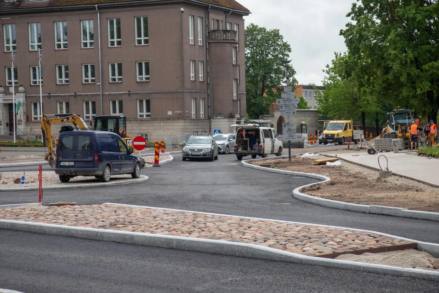 Praegu on ehitajad kõige rohkem ametis spordihoone ja Ugala ees. Kolmapäevast liigutakse aga ehitusega ka kesklinna teise serva.