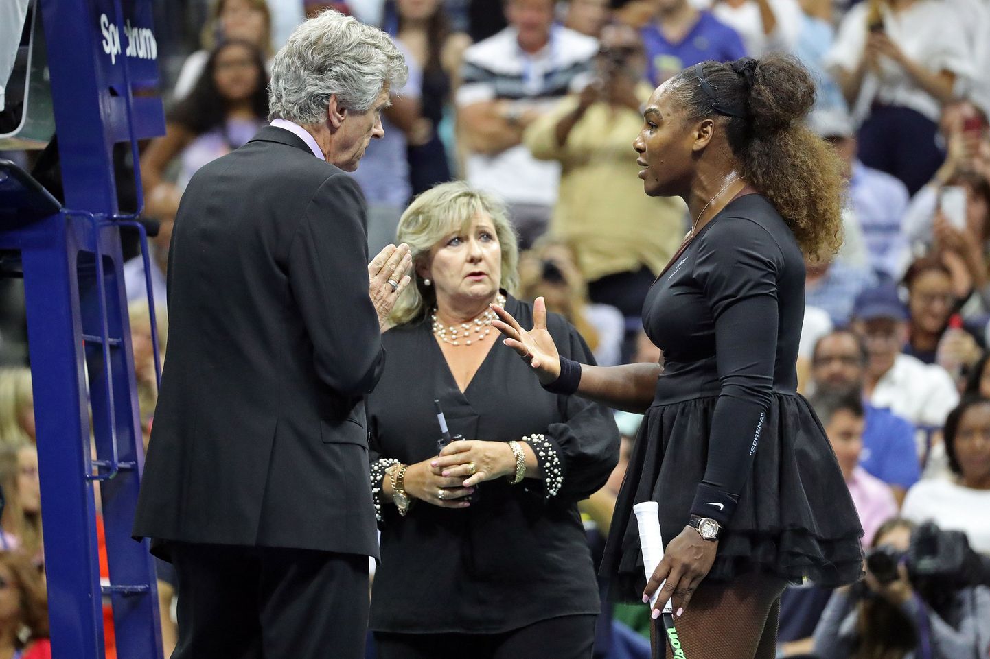 Serena Williams vaidleb US Openi peakohtuniku Brian Earley ja WTA esindaja Donna Kelsoga.