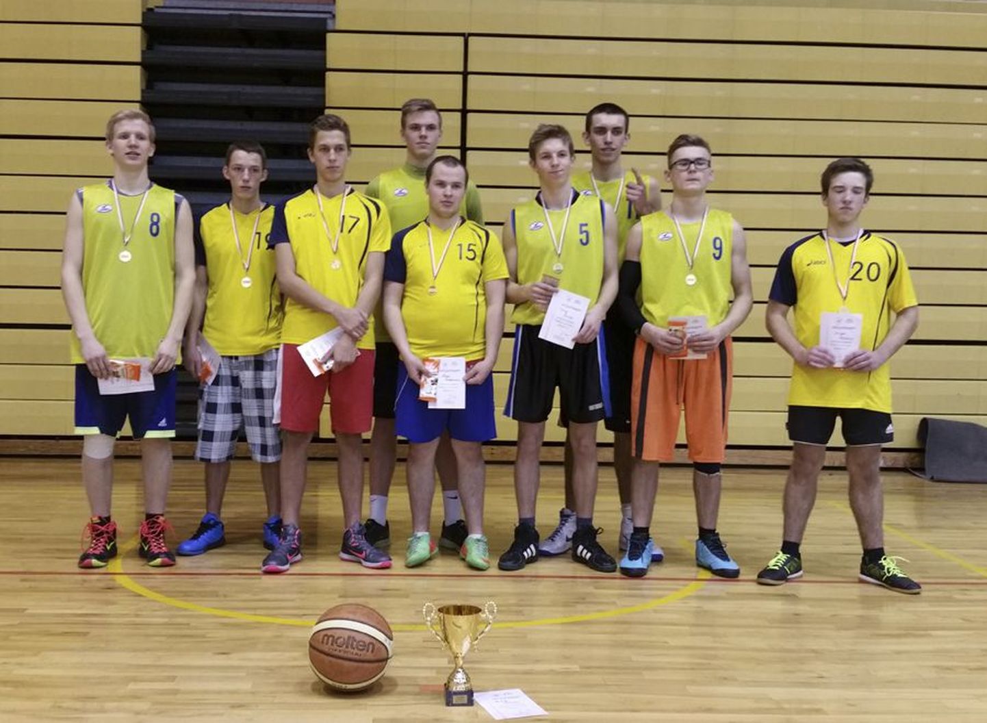 Vijandimaa koolide korvpalli karikavõistlused võitis Viljandi kutseõppekeskuse meeskond.