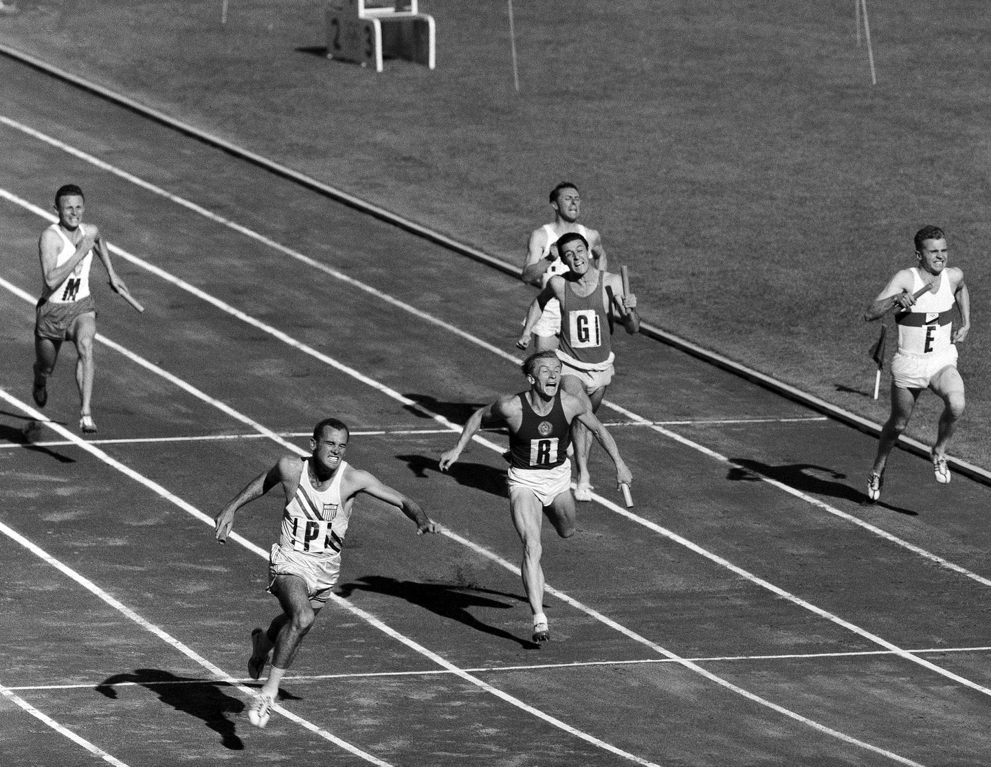 Bobby Joe Morrow (all vasakul) toomas USA-le Melbourne'i olümpiamängude 4x100 meetri teatejooksu kuldmedalit.