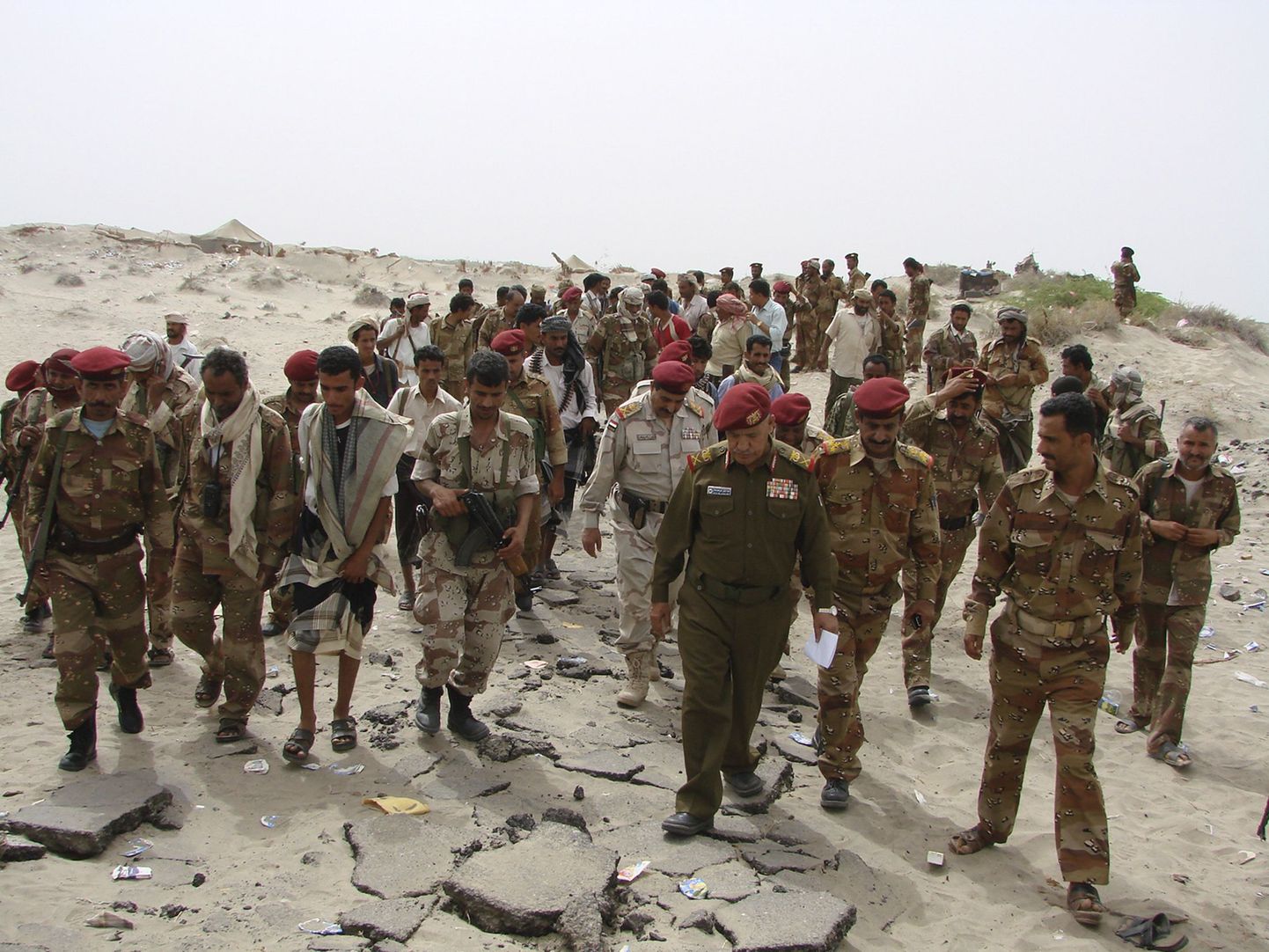 Jeemeni sõjaväelased uurivad ala, kus Al-Qaeda mässulised 185 sõdurit tapsid.