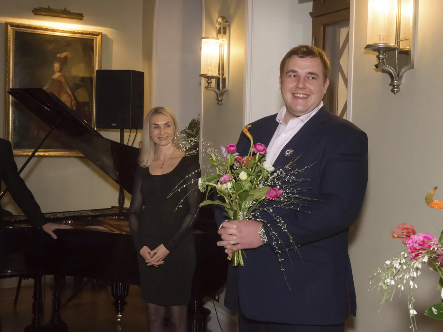 Eestimaa au ja uhkus Kaido Höövelson koos abikaasaga autasu vastu võtmas. Maikuust kavatseb endine sumokuulsus perega päriselt Eestimaale tagasi kolida.