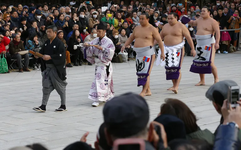 Sumokohtunik Itsuo Nouchi, keda tuntakse ka kui Shikimori Inosuke (vasakult teine)