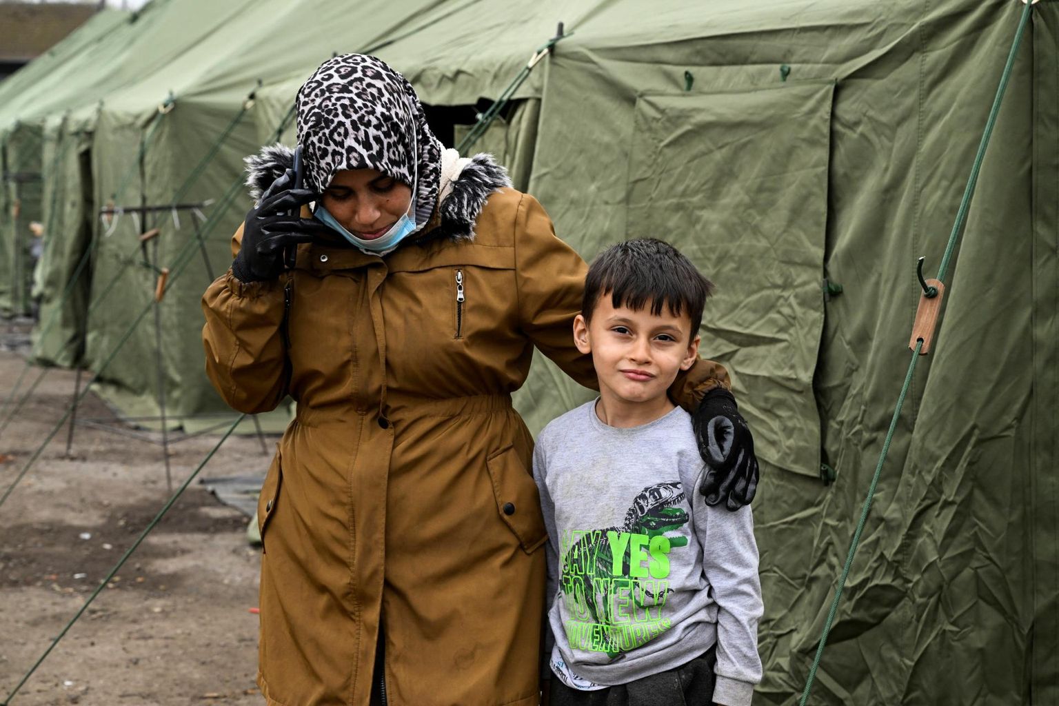Naine ja poiss põgenikele rajatud telklaagris Slovakkias Kútys mullu novembris.