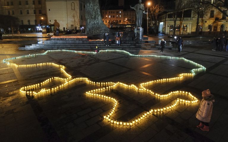 Свечи, расставленные в форме карты Украины памяти жертв российской агрессии. Львов, 5 апреля 2022 года.