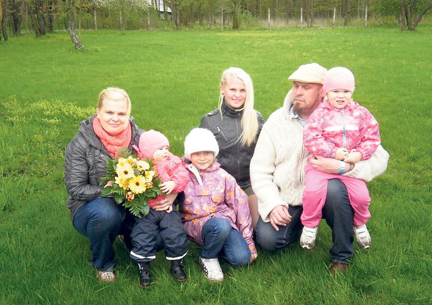 Aasta suurepere elab Audrus - pildil on pereisa Margus koos oma armsa naisperega: ema Merle (vasakul), Maarja Marii, Meeri Marlene, Marie-Mädli, isa süles Margaret Miriam, pildilt puudu on perepoeg Markus Madis.