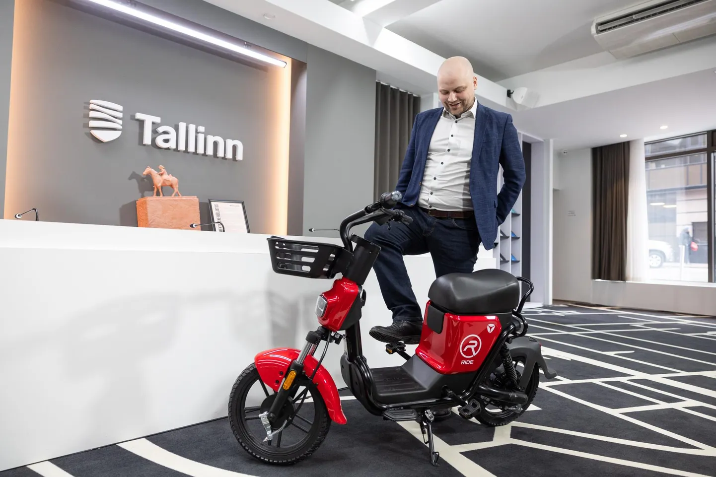 Tallinna abilinnapea Kristjan Järvan tutvustab elektrilist pisimopeedi, mida peaks Tallinnas juba lähiajal rentida saama.