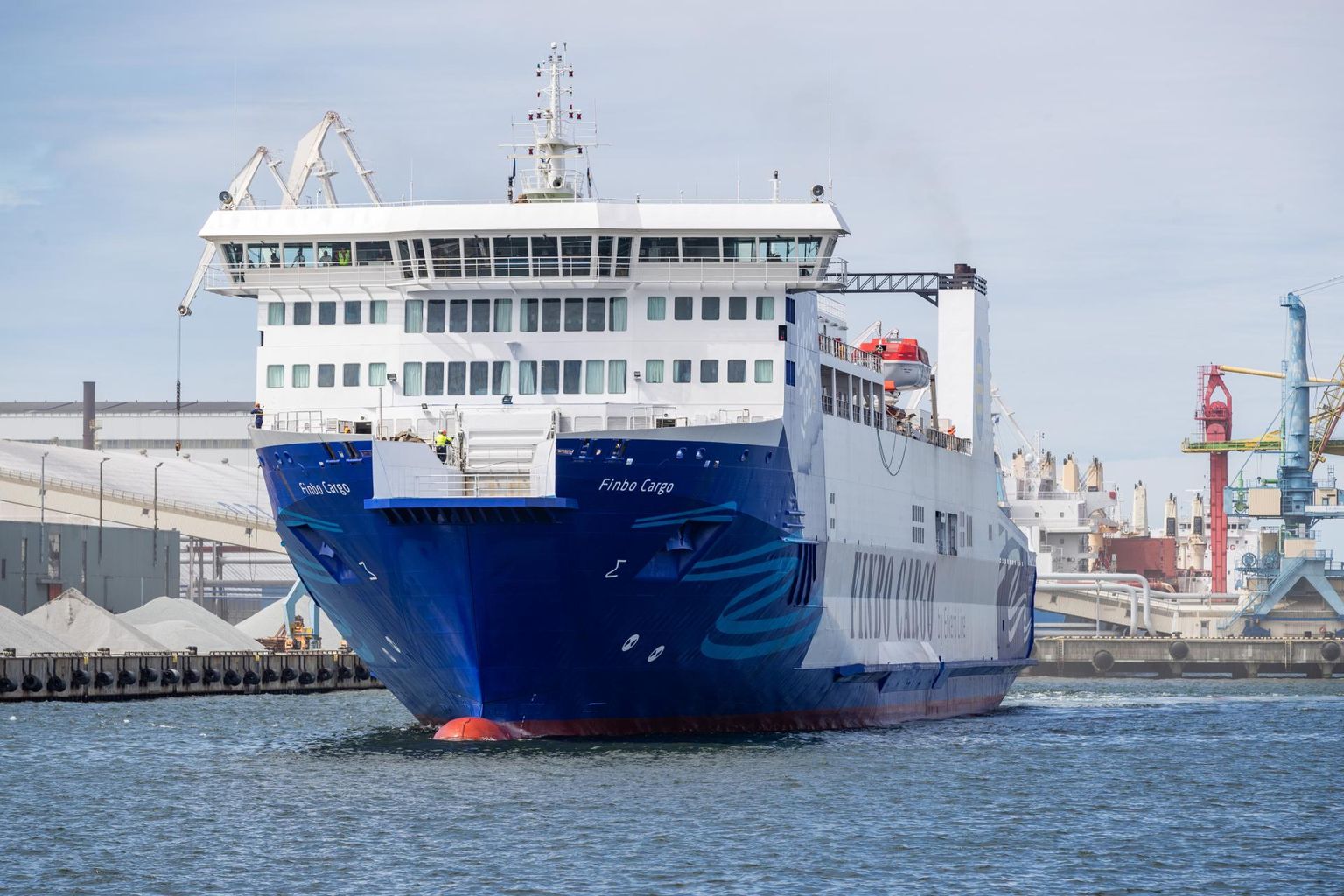 Eckerö uus kauba- ja reisilaev Finbo Cargo mullu pärast jaanipäeva esimest korda Muuga sadamas.