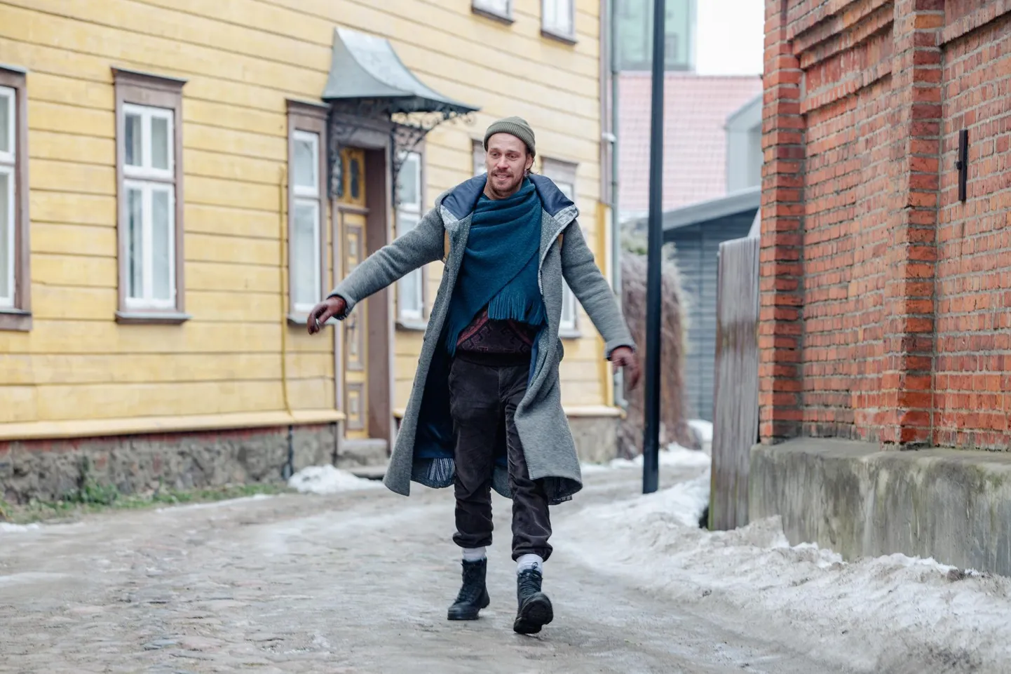 Näitleja Karl Robert Saaremäe Viljandi vanalinnas, kus ei pidanud võtete jaoks midagi peitma ega varjama. Viljandi on väike provintsilinn, kus ei juhtu justkui midagi, aga kus on palju peidetud andeid.