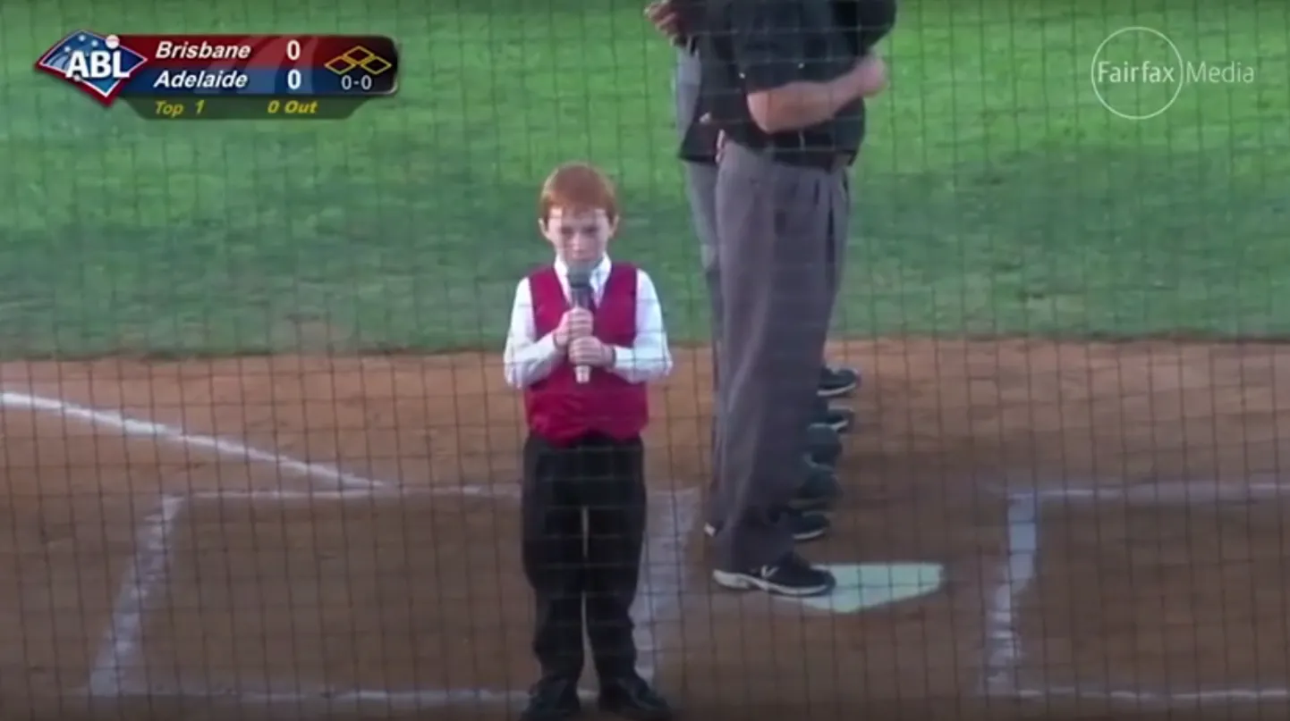 Икающий мальчик спел гимн Австралии перед бейсбольным матчем.