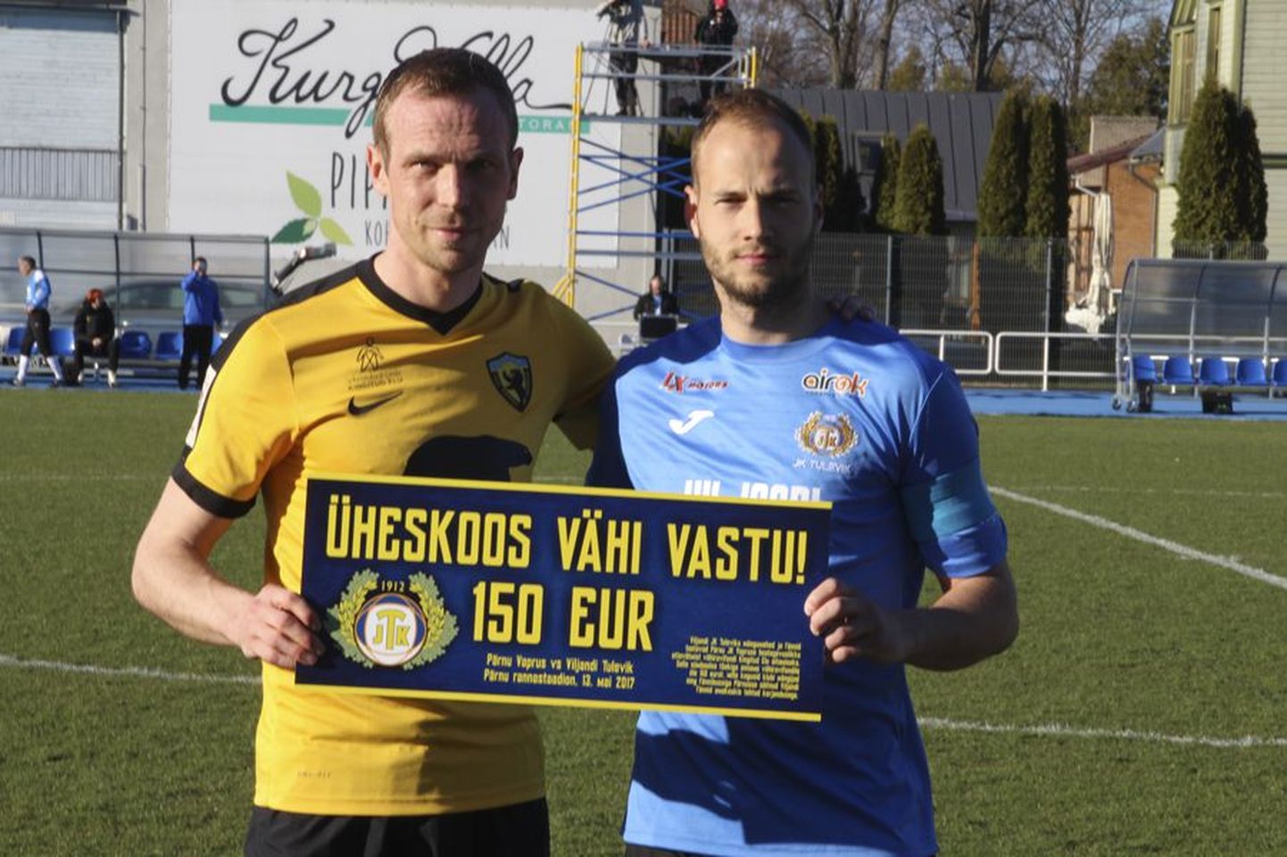 Viljandi jalgpalliklubi Tulevik panustas pärnulaste heategevuslikku kohtumisse 150 eurot ja esindusmeeskonna kapten Indrek Ilves andis selle võõrustajatele enne mängu üle.