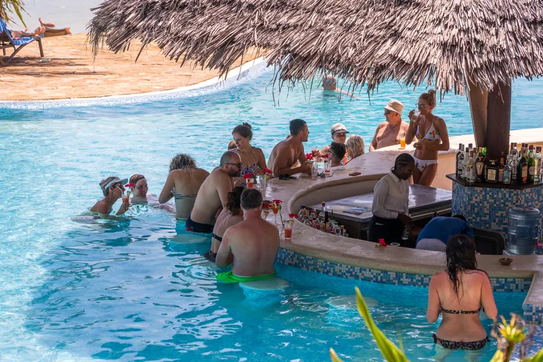 Туристы у бара посреди бассейна, январь-2021