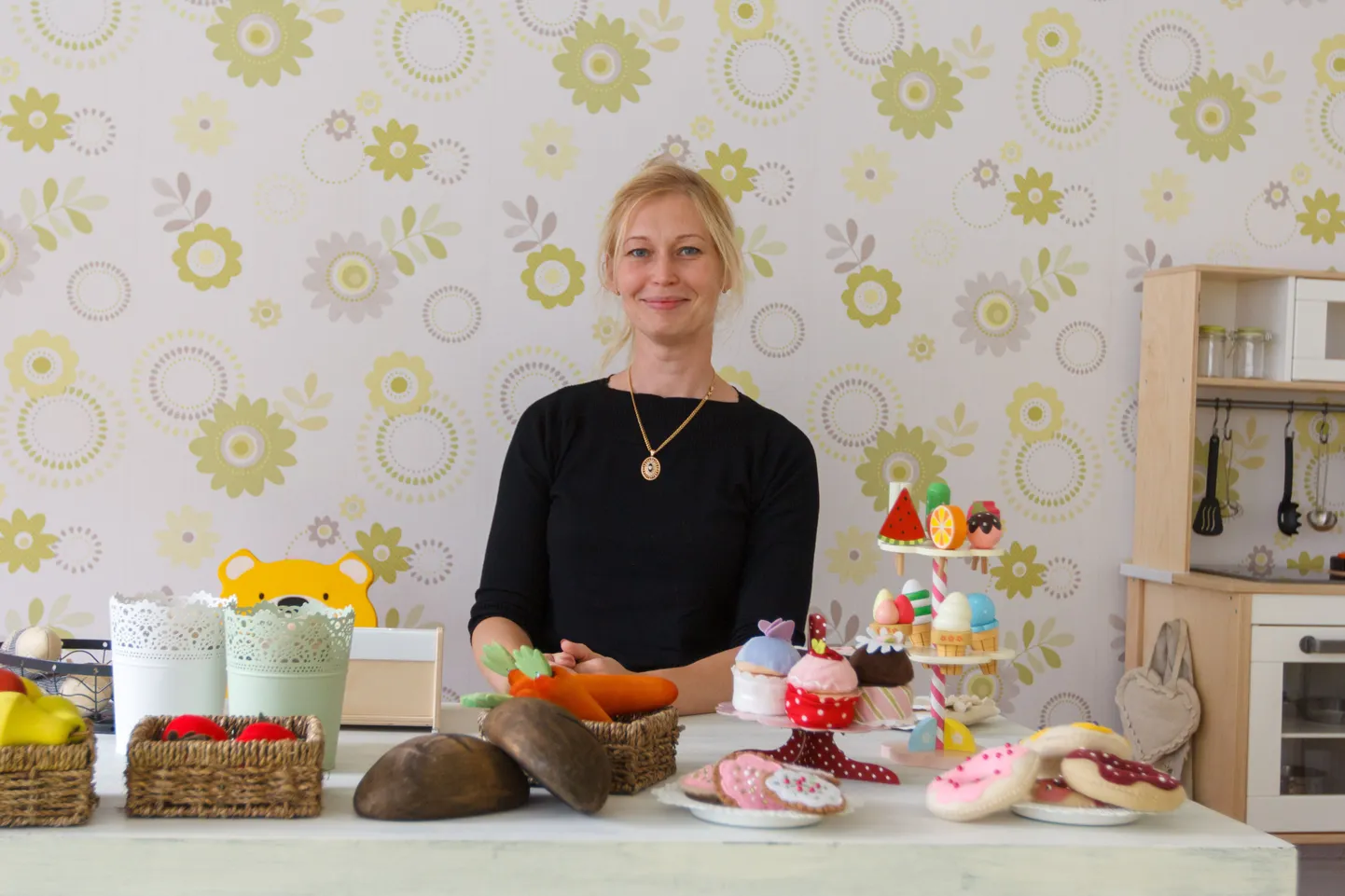 Kaupluselett Valgas avatud Pillapalla mängutoas on nagu päris. Lisaks puidust valmistatud rikkalikule kaubavalikule ei puudu sealt kassaaparaat ega oma rahagi. Fotol mängutoa omanik, endine valgalane Helina Elias.