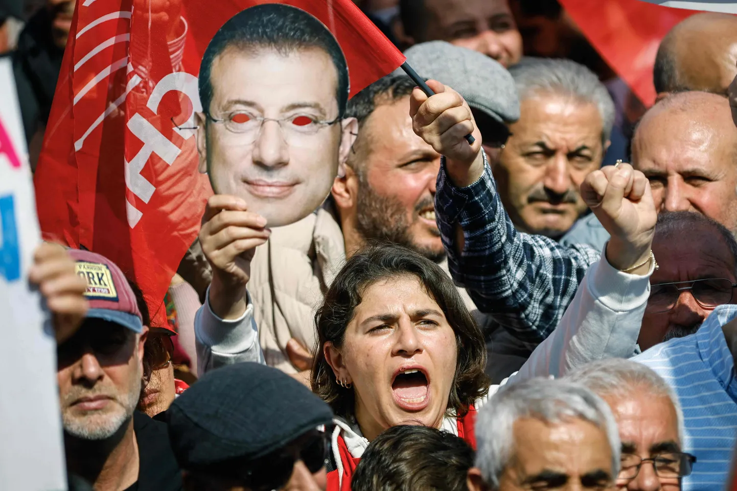 Protestētājs tur masku ar pilsētas mēra Ekrema Imamoglu attēlu Republikas Tautas partijas (CHP) sasauktās demonstrācijas laikā, atbalstot arestēto Stambulas mēru Ekremu Imamoglu Maltepē, Stambulas nomalē, 2025. gada 29. martā.
