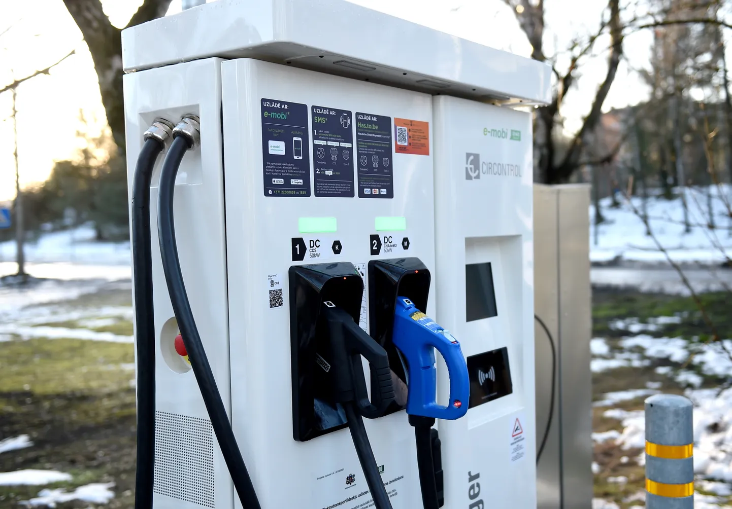 Elektromobiļu ātrās uzlādes stacija.