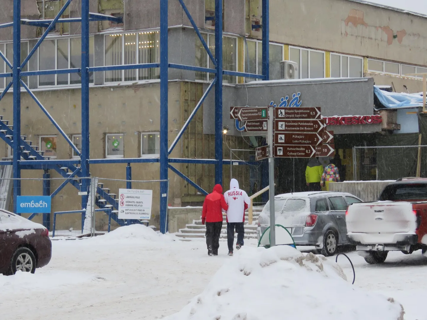 Ajal, mil Otepääl on toimumas suured talispordivõistlused, on kaubanduskeskus remondis. Poepidaja teatel ei too ühel suurüritusel osalejad ja pealtvaatajad poele nii palju sisse, et oleks mõistlik muuta niigi pingelist ehitusgraafikut.