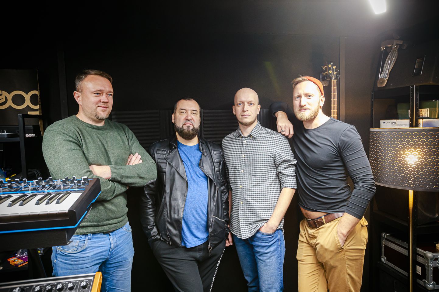 Narva uus ansambel Tše oma harjutusstuudios. Vasakult paremale: Dmitri Šutov , Vladimir Tšerdakov , Aleksei Kormin, Kirill Smirnov.