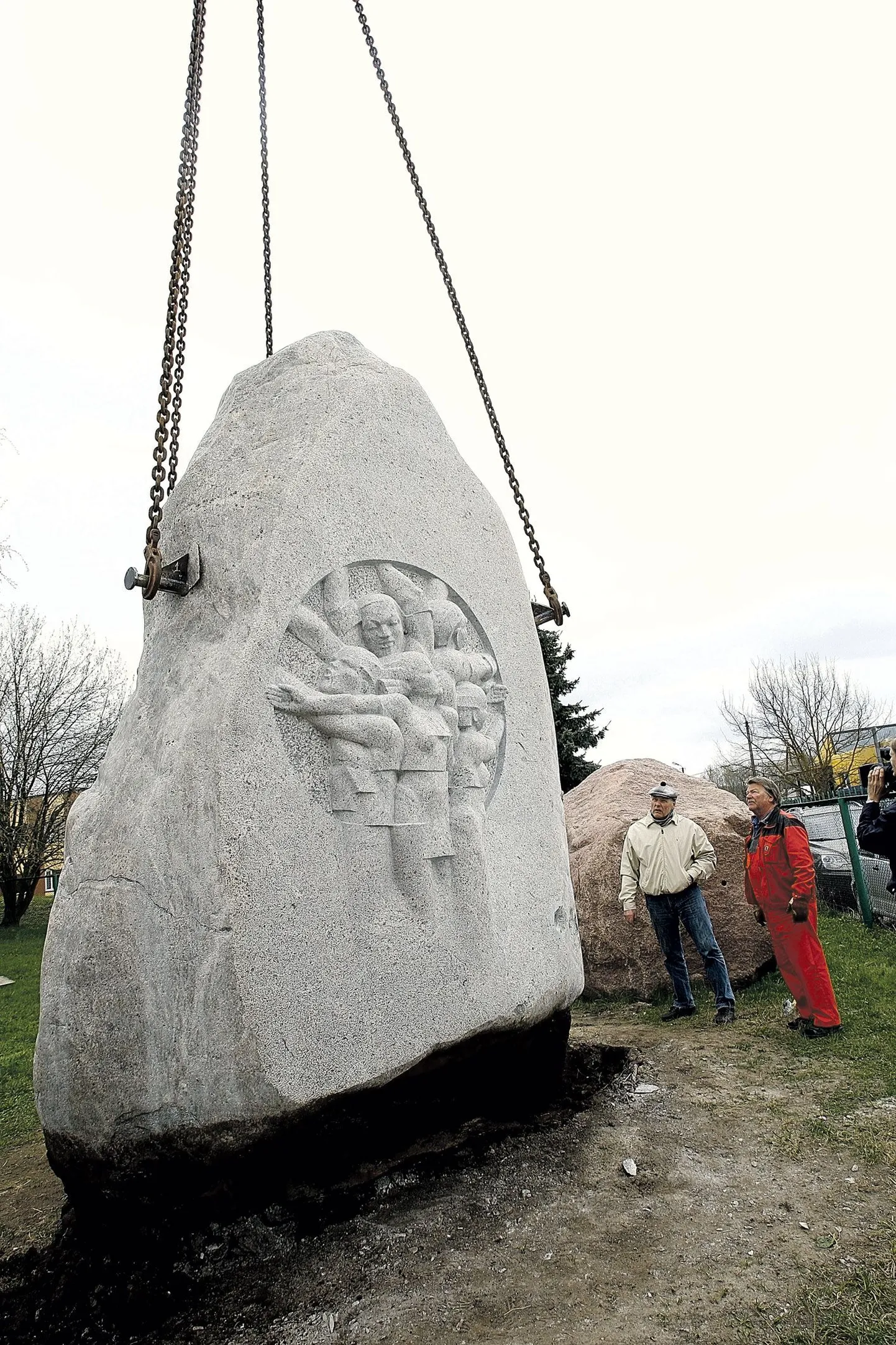 Eile hommikul tõsteti ausambaks raiutud kivimürakas treilerile ning sõidutati Kambjasse, kus see hakkab seisma surnuaiaesisel platsil. Ausamba pidulik avamine on 23. juunil.