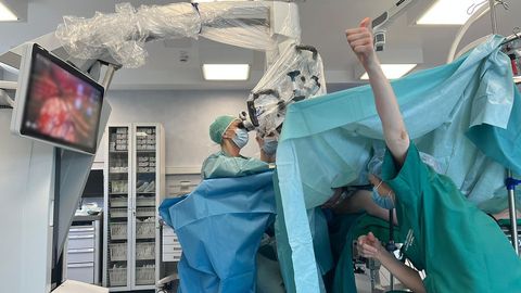 В больнице Страдиня пациенту в сознании провели сложную операцию на мозге
