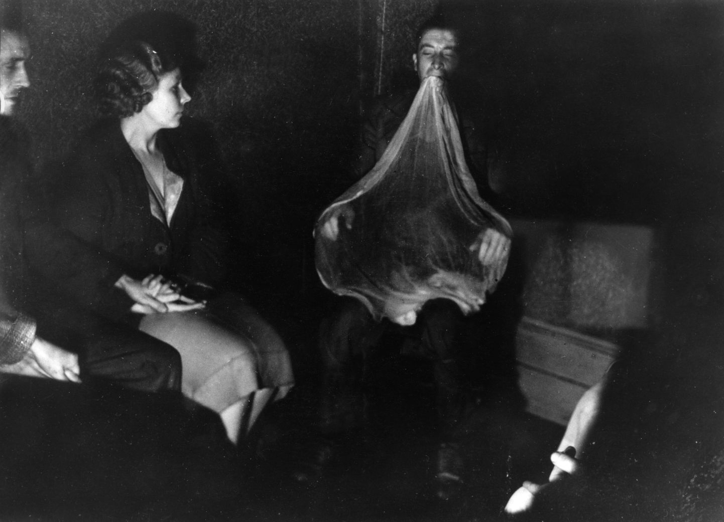 Jack Webber (1907-1940), uelsi meedium, kes seansside ajal eritas suust ektoplasmat. Aasta 1939. Pilt on illustreeriv.