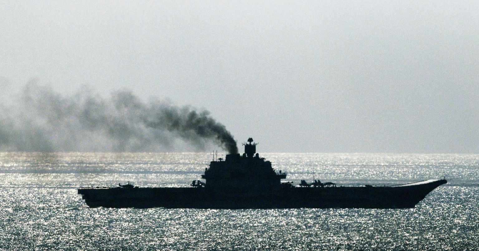 Oma kurjakuulutaval teekonnal Süüria poole on Vene lennukikandja Admiral Kuznetsov tähelepanu tõmmanud ka laeva korstnast väljuva uskumatult räige suitsujutiga.