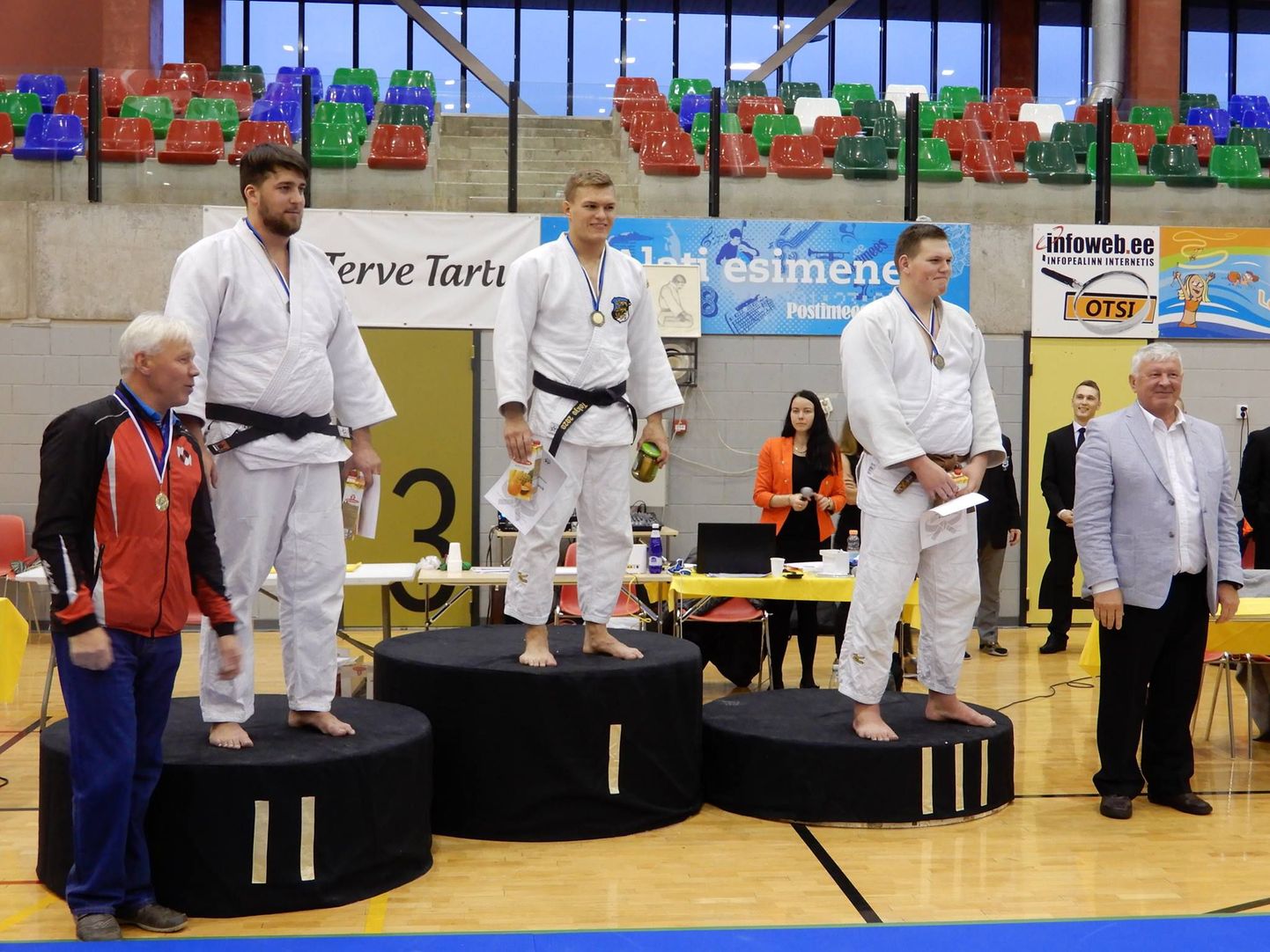 Mattias Kuusik (poodiumil keskel)sai kaela judo absoluutkaalu Eesti meistrivõistluste kuldmedali.