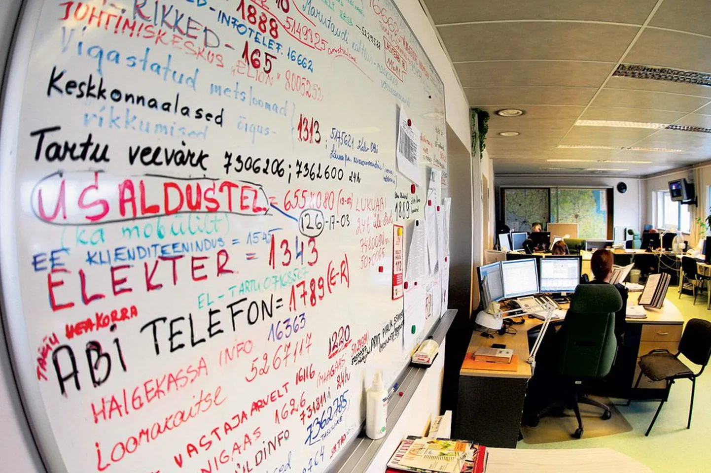 Häirekeskuse Lõuna-Eesti keskuse Elvas töötavad päästekorraldajad peavad iga helistaja probleemile lahenduse leidma. Sellepärast on neil seinal tahvel, kus kirjas igaks elujuhtumiks vajalikud telefoninumbrid.