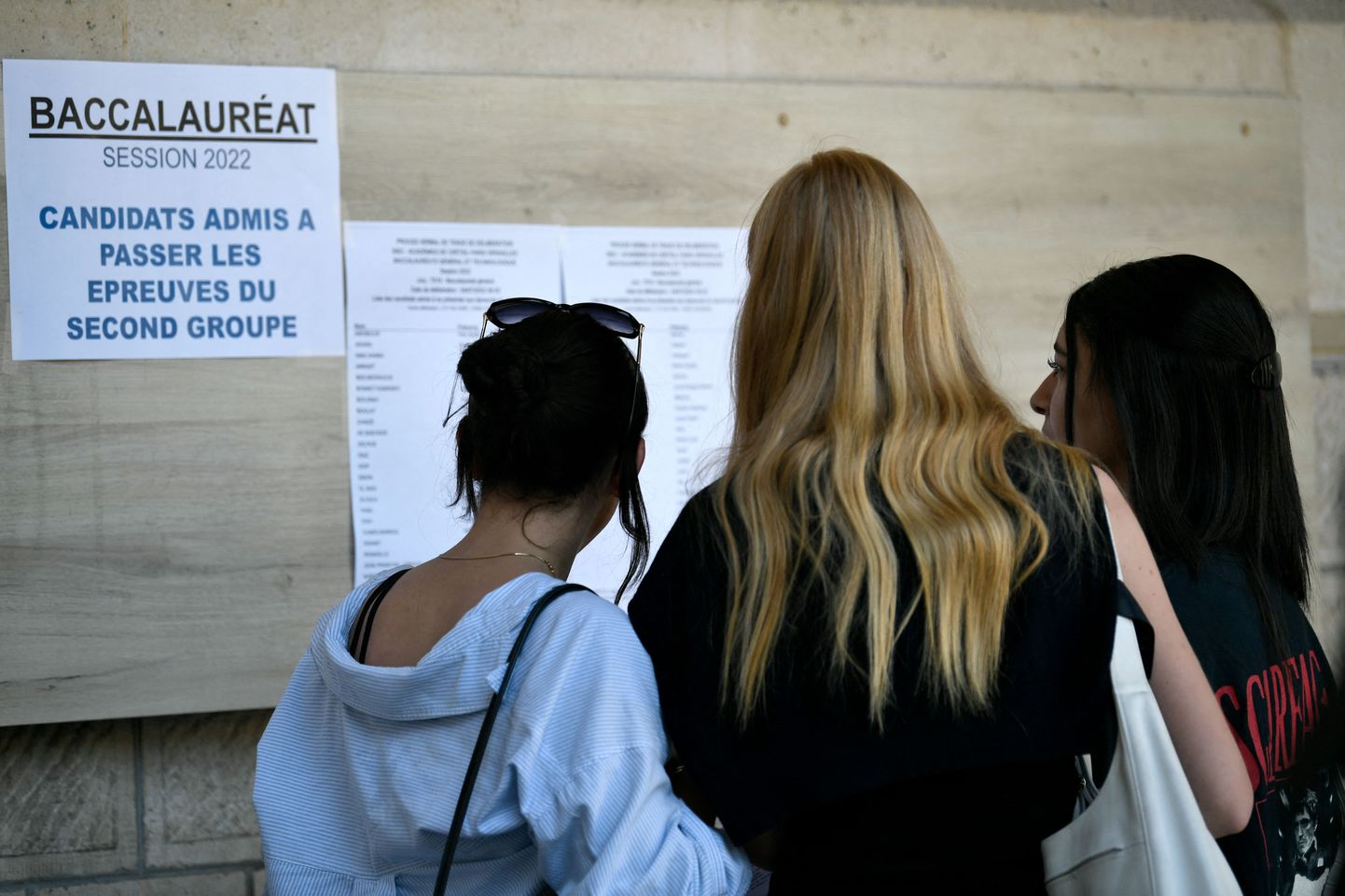 Pariisi keskkoolilõpetajad vaatavad mullu suvel seinale välja pandud eksamitulemusi.