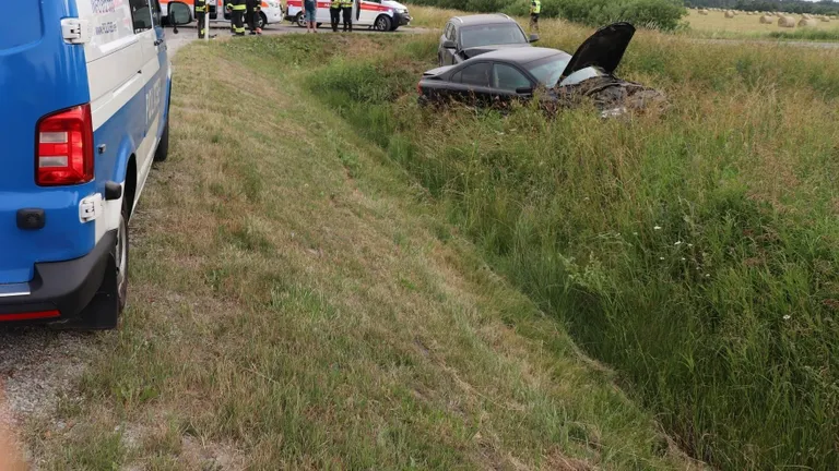 Avarii tagajärjel paiskusid mõlemad sõidukid teelt välja.