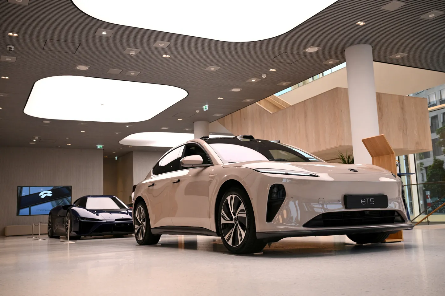 Китайские электромобили NIO ET5 и NIO EP9.