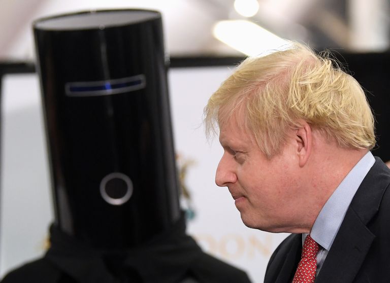 Briti peaminister ja konservatiivide liider Boris Johnson valmistumas võidukõneks. Ta juures on tegelane krahv Binface.