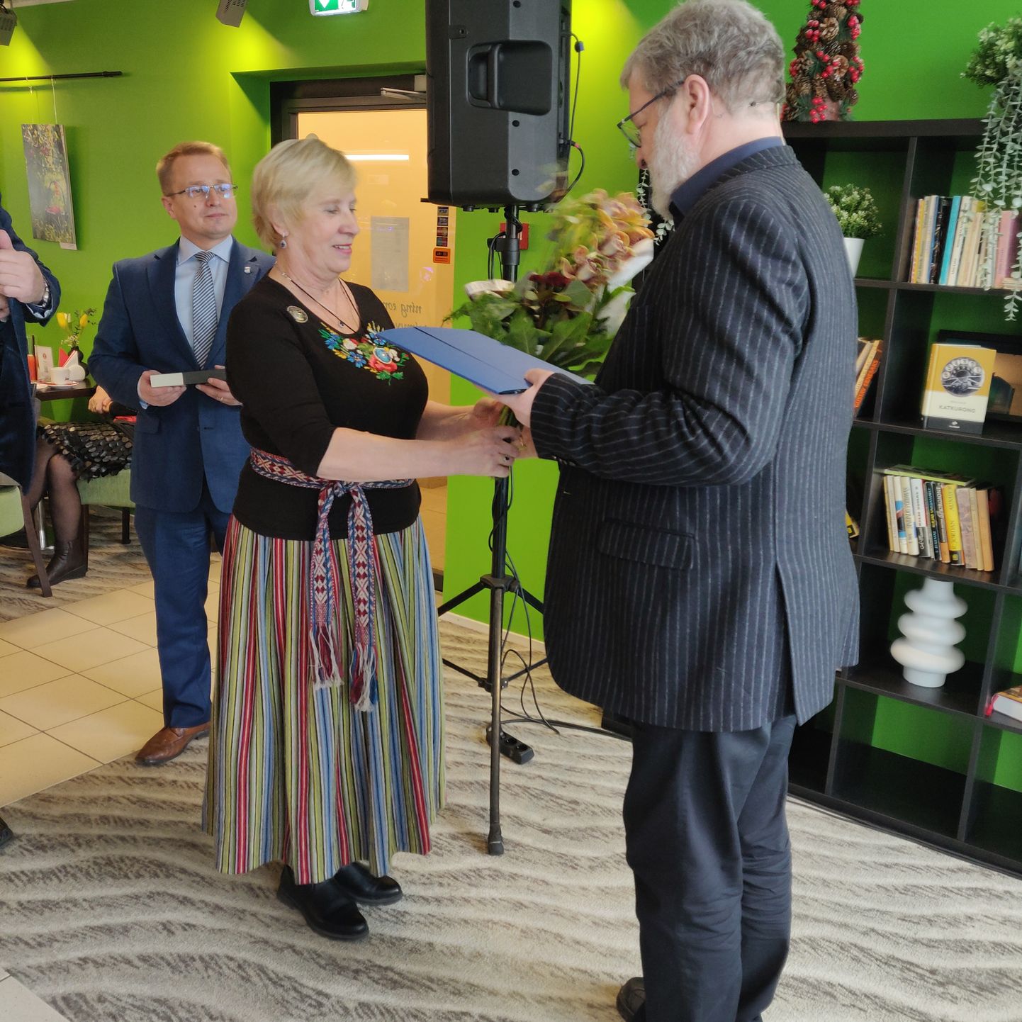 Virumaa kirjandusauhinna laureaadil Rein Raual surub kätt žürii esimees Etti Kagarov.