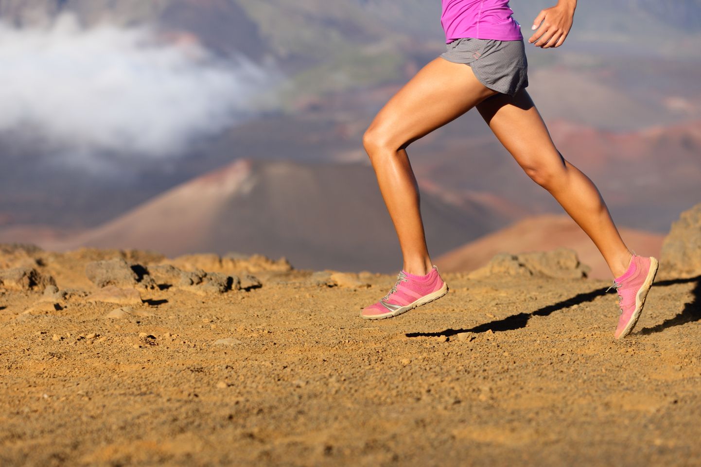 Minimalistlikud jooksujalanõud on kerged, õhukese ja elastse tallaga, kanna- ja varbaosa väiksema kõrgusvahega ning ilma lisapehmendusteta, mistõttu need pakuvad jalale minimaalset tuge.
