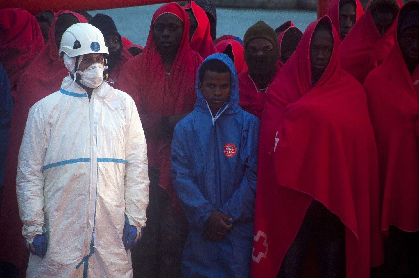 Hispaania päästeameti töötajad päästsid eile Vahemerelt kümneid migrante, aga leidsid ka 17 hukkunud põgenikku.