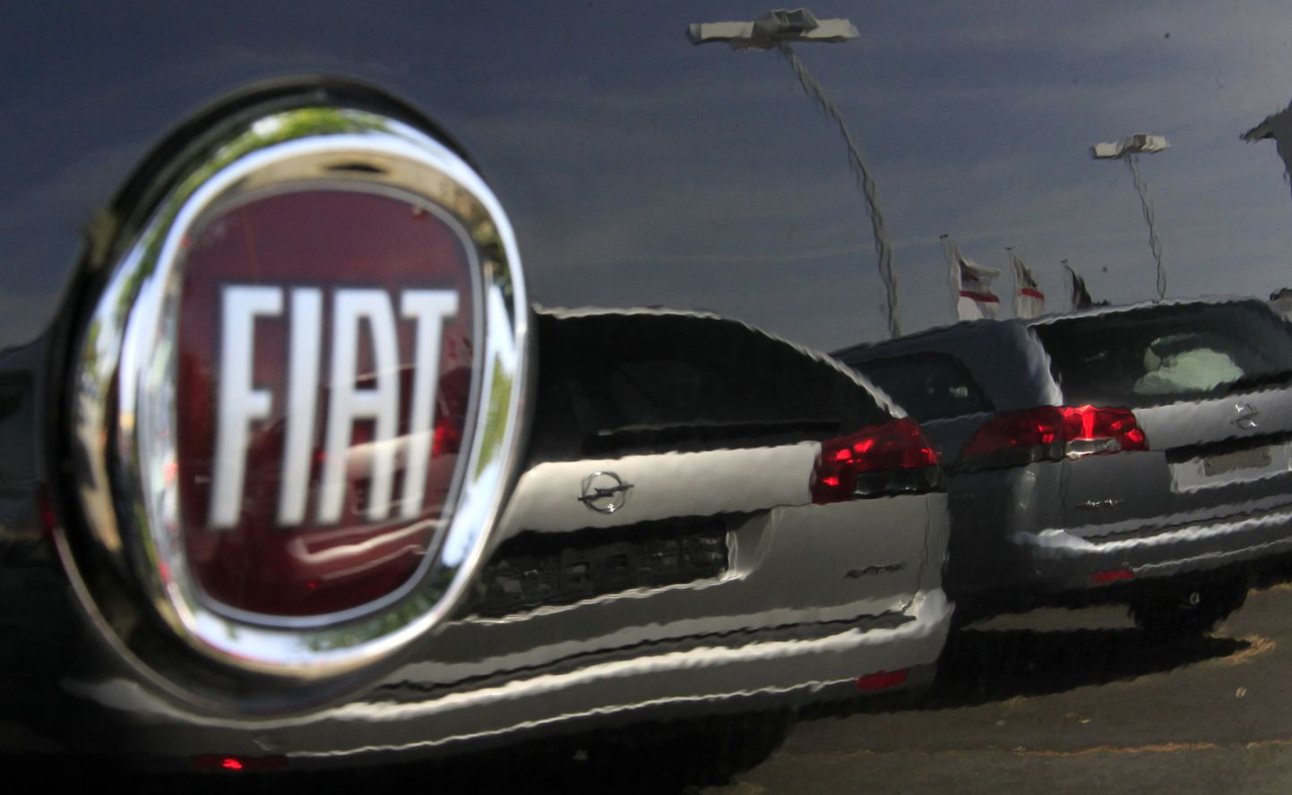 Fiati logo ja Opeli sõiduautod