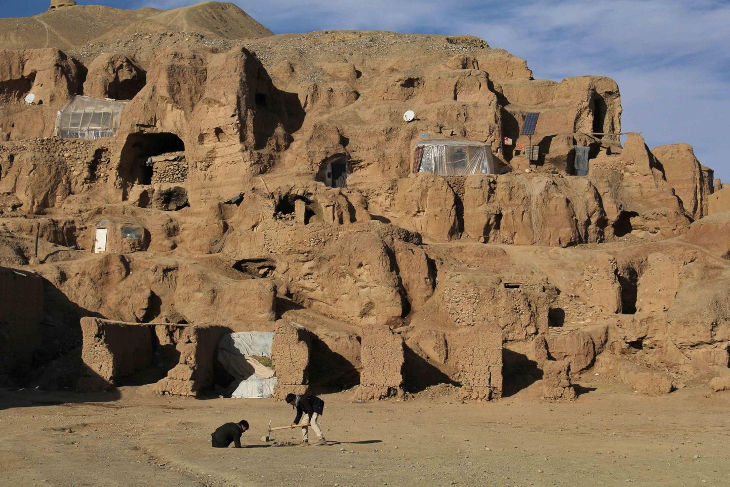 Afganistani lapsed mängimas Bāmyāni provintsis ajaloolistesse koobastesse rajatud kodude ees. 