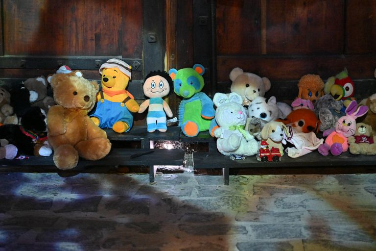Наш Сипсик рядом с другими игрушками у мемориала погибшим детям. 