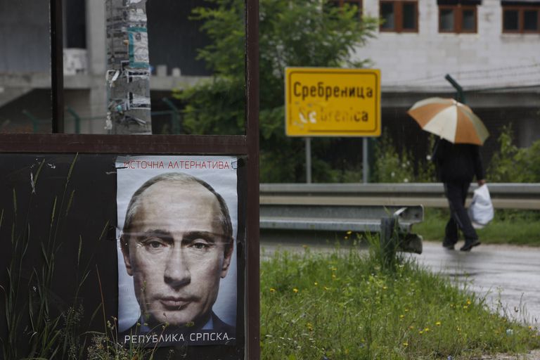 Plakat Venemaa presidendist Vladimir Putinist Bosnia ja Hertsegoviinas asuva Srebrenica serblaste linnaosas. / Scanpix
