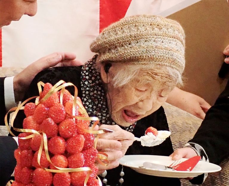 116-aastane Kane Tanaka tähistas auväärse tiitli saamist maasikatordiga.