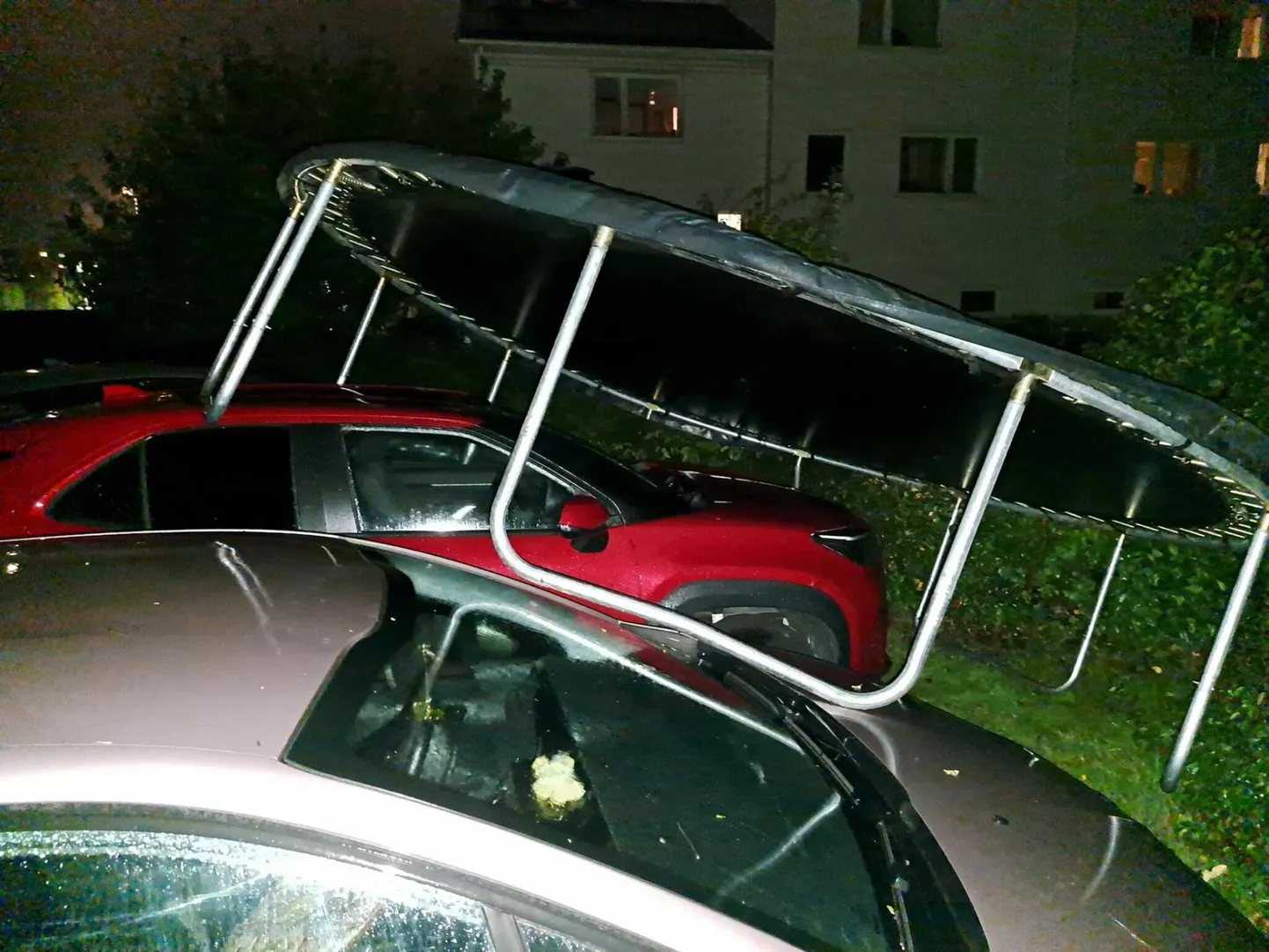 Rakveres võttis Karja tänaval batuut tuule alla ja parkis ennast kahe auto najale.