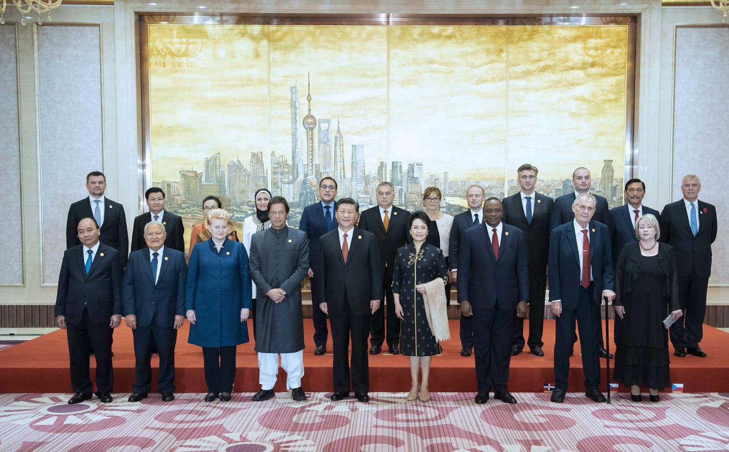 Hiina president Xi Jinping koos abikaasaga ühisfoto tegemisel välisliidritega, kes osalevad esmaspäeval Shanghais algaval rahvusvahelisel impordimessil.