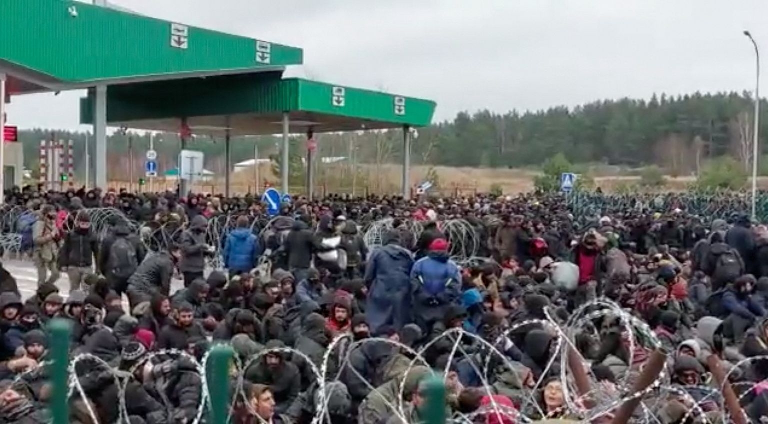 Часть мигрантов перебрались через белорусское ограждение на КПП границы с Польшей.