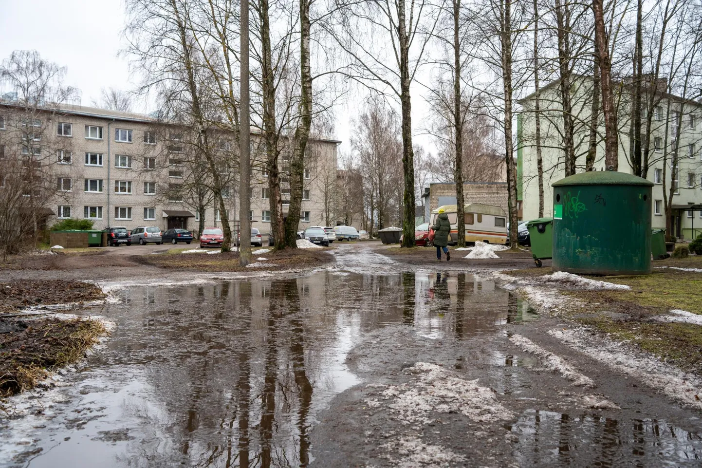 Rõugu 28 elanikel tuleb lume sulamise ajal sõita kodumajani läbi suure sügava lombi.