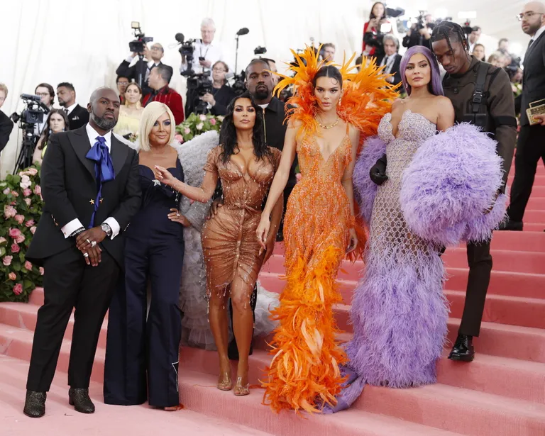 Kris Jenner, Kim Kardashian West, Kanye West, Kendall Jenner, Kylie Jenner ja Travis Scott.