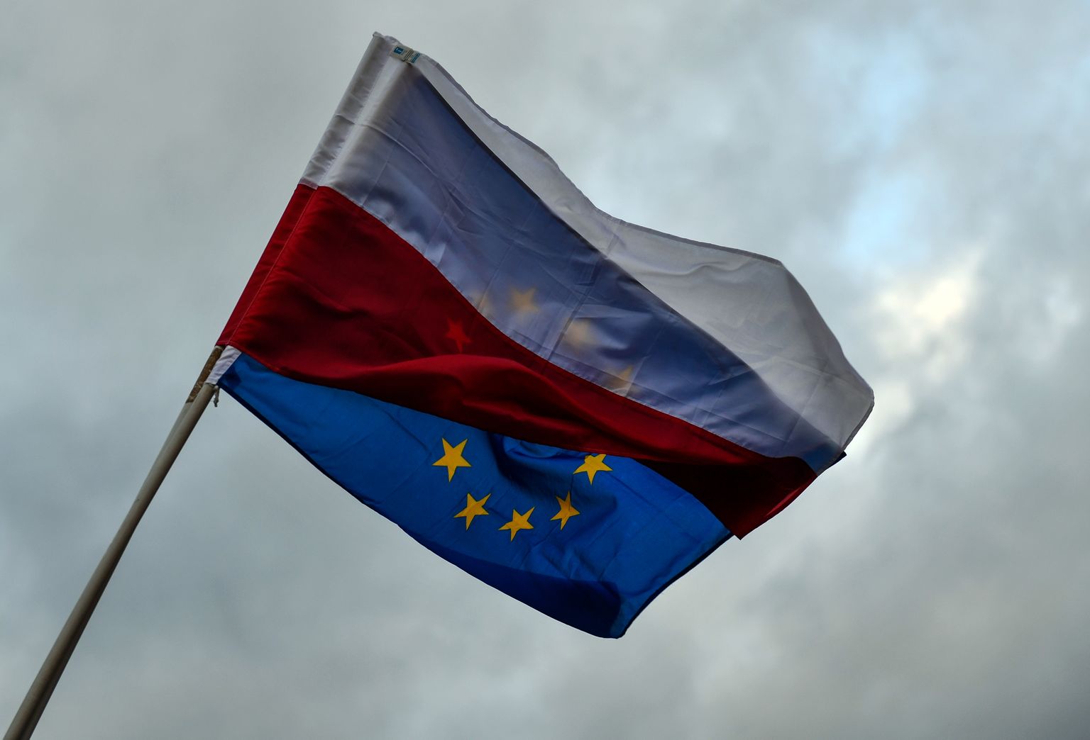Евросоюз достиг договоренности относительно потолка цен на российскую нефть.