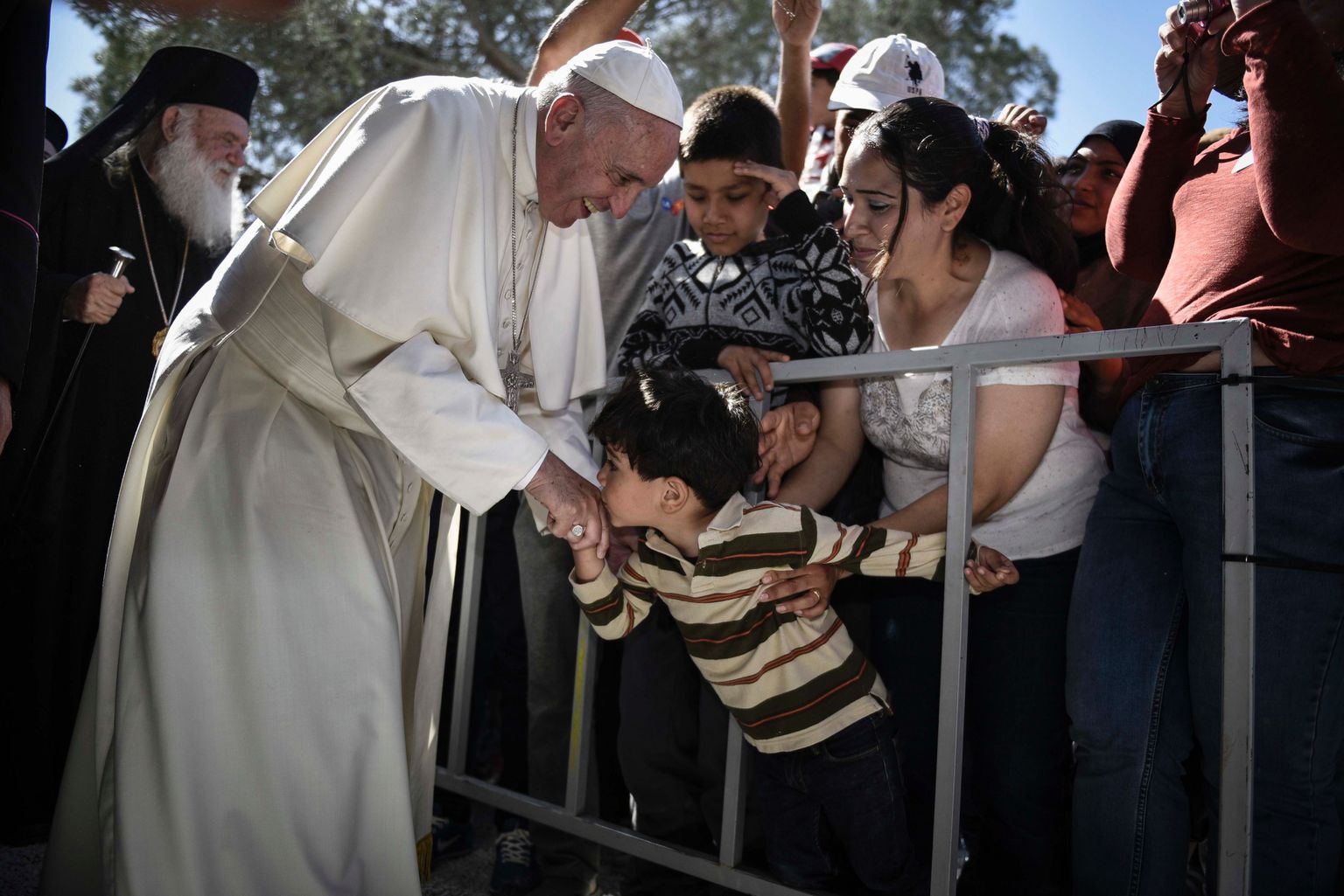 Paavst Franciscus kinnitas laupäeval Kreekas Lesbose saarel põgenikelaagrit külastades, et sealsed asukad ei ole oma hädas üksi.