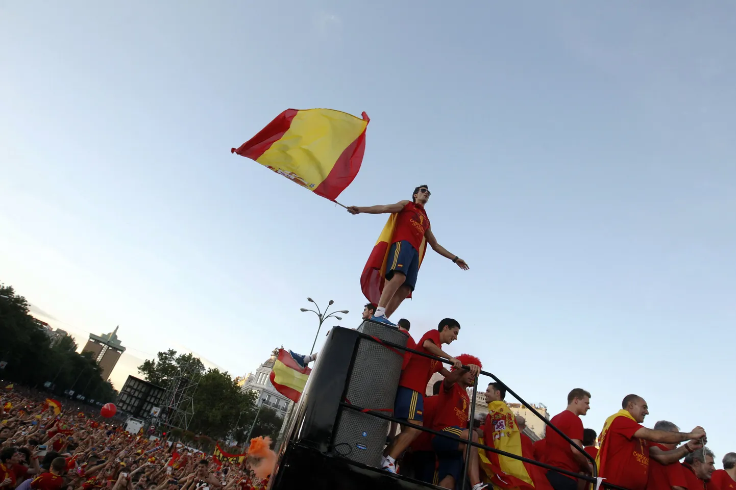 Alvaro Arbeloa Hispaania koondisega EMi võitu tähistamas. Hetk hiljem otsustas mees bussilt alla hüpata.